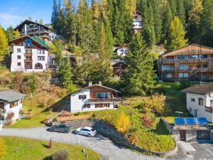 - une vue aérienne sur un village avec des maisons et des voitures dans l'établissement A&Y Chalet zum goldenen Hirsch, à Davos