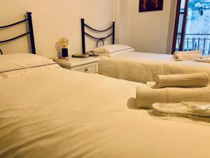 sypialnia z 2 łóżkami z białą pościelą w obiekcie Books art and wine Cicciano w mieście Cicciano