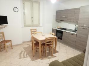 a kitchen with a table and chairs in a room at Appartamento Giglio in Trapani