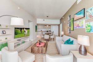 Una sala de estar con un sofá y un televisor. en Zen 2-Bedroom Ocean View at Lyfe Resort, en Hollywood