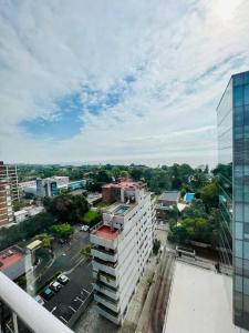 una vista aérea de una ciudad con un edificio en Libertador 2785 by depptö in 