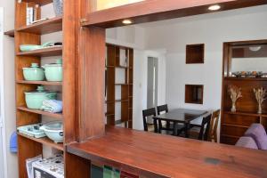 cocina y comedor con estantería de madera en Libertador 2785 by depptö in 