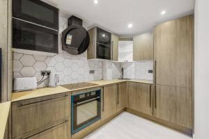 A kitchen or kitchenette at Luxury Apartment in Kingston