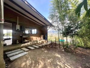 uma casa com degraus que levam à sua frente em Casa campestre Lago Calima em Calima