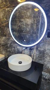 La salle de bains est pourvue d'un lavabo et d'un miroir sur un comptoir. dans l'établissement Private room in the centre of Tilburg, à Tilbourg