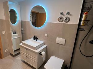 ein Bad mit einem Waschbecken und einem Spiegel in der Unterkunft Ruhige Wohnung in Erfurter Altstadt in Erfurt
