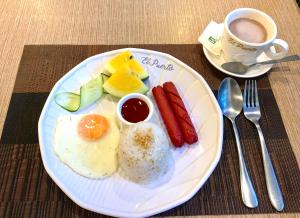 un piatto di alimenti con uova e verdure e una tazza di caffè di El Puerto Boracay Shore a Boracay