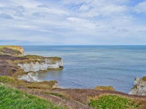 a view of the ocean from a rocky cliff at Owl Cottage in Flamborough