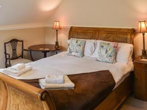 una camera da letto con un grande letto con due asciugamani di Springwell a Near Sawrey