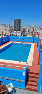 uma piscina no telhado de um edifício em Estudio SMART en Recoleta em Buenos Aires