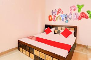 - une chambre avec un lit et un panneau indiquant un anniversaire heureux dans l'établissement OYO Flagship Shine Hotel, à Chinhat