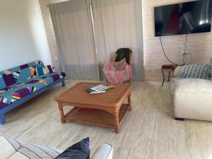 une petite fille assise dans un salon dans l'établissement Chalet playa hermosa, à Pichilemu