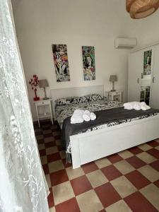 um quarto com uma cama e um piso em xadrez em L'attico di Rosetta em Catânia