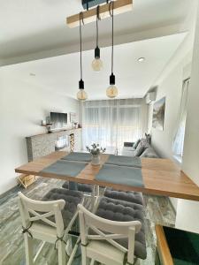 un comedor con una gran mesa de madera y sillas en Zlatni Breg Divcibare, en Divčibare