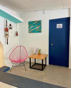 カンクンにあるThe Boat House Cancunの青いドア、椅子、テーブルが備わる客室です。