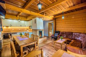 ein Wohnzimmer mit einem Tisch und einem Kamin in einer Hütte in der Unterkunft Holiday Raj in Bešeňová