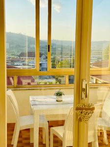een tafel en stoelen in een kamer met een raam bij B&b il cuore di Kroton in Crotone