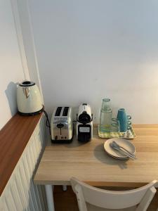 Příslušenství pro přípravu čaje a kávy v ubytování Gurtxu Rooms by Sun Sebastián