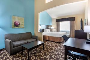 Postel nebo postele na pokoji v ubytování Best Western Plus Arlington North Hotel & Suites