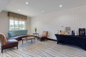 Příslušenství pro přípravu čaje a kávy v ubytování Best Western Plus Arlington North Hotel & Suites