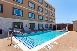 Bazén v ubytování Best Western Plus Arlington North Hotel & Suites nebo v jeho okolí
