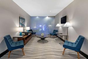 Posezení v ubytování Best Western Plus Arlington North Hotel & Suites
