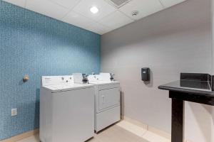 Kuchyň nebo kuchyňský kout v ubytování Best Western Plus Arlington North Hotel & Suites