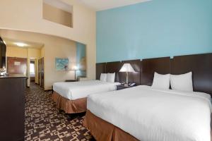 Postel nebo postele na pokoji v ubytování Best Western Plus Arlington North Hotel & Suites