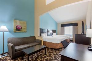 Postel nebo postele na pokoji v ubytování Best Western Plus Arlington North Hotel & Suites