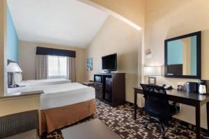 Postel nebo postele na pokoji v ubytování Best Western Plus Arlington North Hotel & Suites
