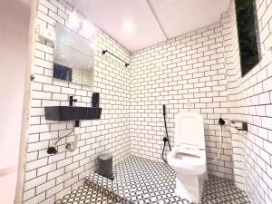 uma casa de banho branca com um WC e um lavatório em Locomo Express - Stay Work Eat em Mumbai