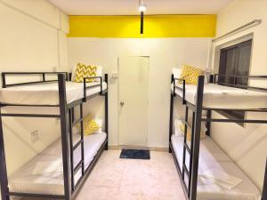 Postel nebo postele na pokoji v ubytování Locomo Express - Stay Work Eat