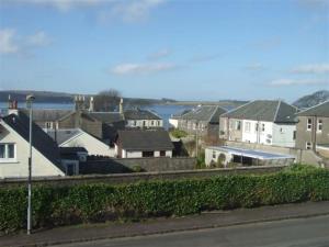 uma vista para uma cidade com casas e a água em Cumbrae View House (Licence no NA00109F) em Largs