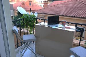 einen Balkon mit einem Schreibtisch und einem Laptop darauf in der Unterkunft Historical apt-w.balcony in the hearth of Istanbul in Istanbul