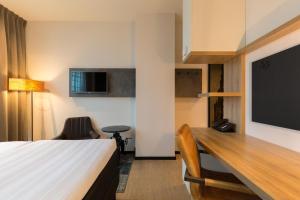 TV a/nebo společenská místnost v ubytování Leonardo Hotel Groningen