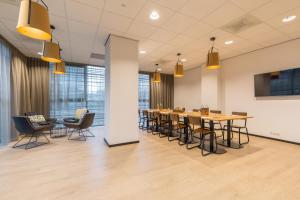 TV a/nebo společenská místnost v ubytování Leonardo Hotel Groningen