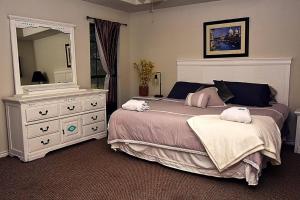 Postel nebo postele na pokoji v ubytování Stylish Ranch Oasis & hot tub / firepit /pool.
