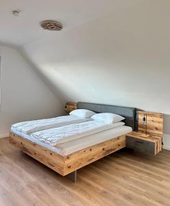 ein Schlafzimmer mit einem Holzbett in einem Zimmer in der Unterkunft Wundtgasse 29 in Wien