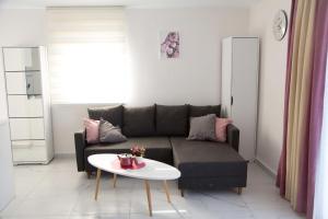 salon z kanapą i stołem w obiekcie Art life apartments (PEONY) w mieście Alanya