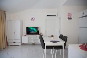 biała jadalnia z białym stołem i krzesłami w obiekcie Art life apartments (PEONY) w mieście Alanya