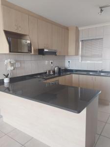 Η κουζίνα ή μικρή κουζίνα στο Sunrise Villa Apartment +3 φωτογραφίες