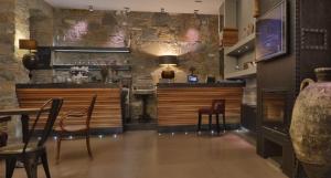 ein Restaurant mit Bar, Tisch und Stühlen in der Unterkunft Forvm boutique Hotel in Triest