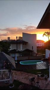 uma vista para uma casa com piscina em Casa Praia Brava Florianópolis. em Florianópolis