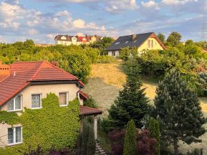 un grupo de casas en una colina con árboles en Apartament z małym spa, en Gdynia