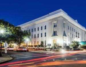 un edificio blanco con una calle delante en Beautiful Historic Downtown Pensacola Charmer en Pensacola
