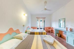 - une chambre avec 2 lits et un bureau dans l'établissement Hotel Flor de Maria, à Puerto Escondido