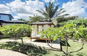 mały drewniany budynek na dziedzińcu z drzewami w obiekcie Villa with pool and tropical garden Madagascar w mieście Marokindro