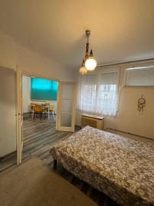 um quarto com uma cama e uma sala de jantar em Lovely apartment near the Buda Castle em Budapeste