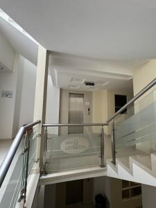 una escalera en un edificio con suelo de cristal en Hotel Los Andes, en Ipiales