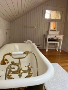 eine Badewanne mit einem Wasserhahn im Bad in der Unterkunft Stirling House in Kelowna